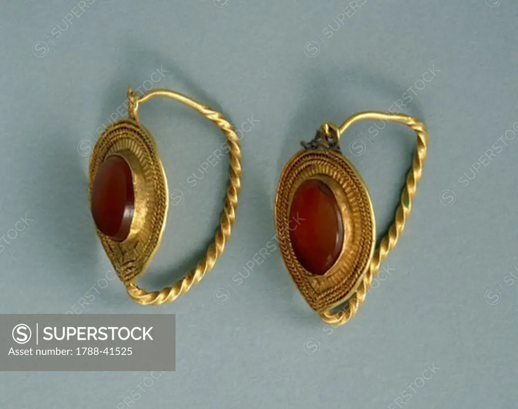 Gold and cornelian earrings, Crimea. Jewellery. Gotho-Alanic Civilization, 3rd-4th Century.