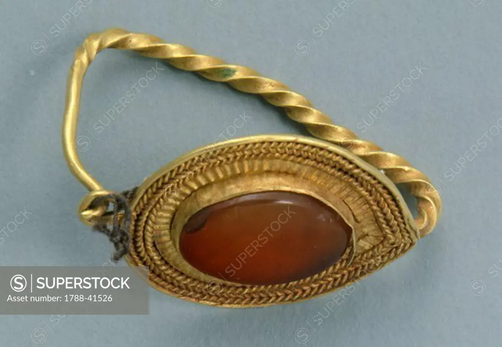 Gold and cornelian earring, Crimea. Jewellery. Gotho-Alanic Civilization, 3rd-4th Century.