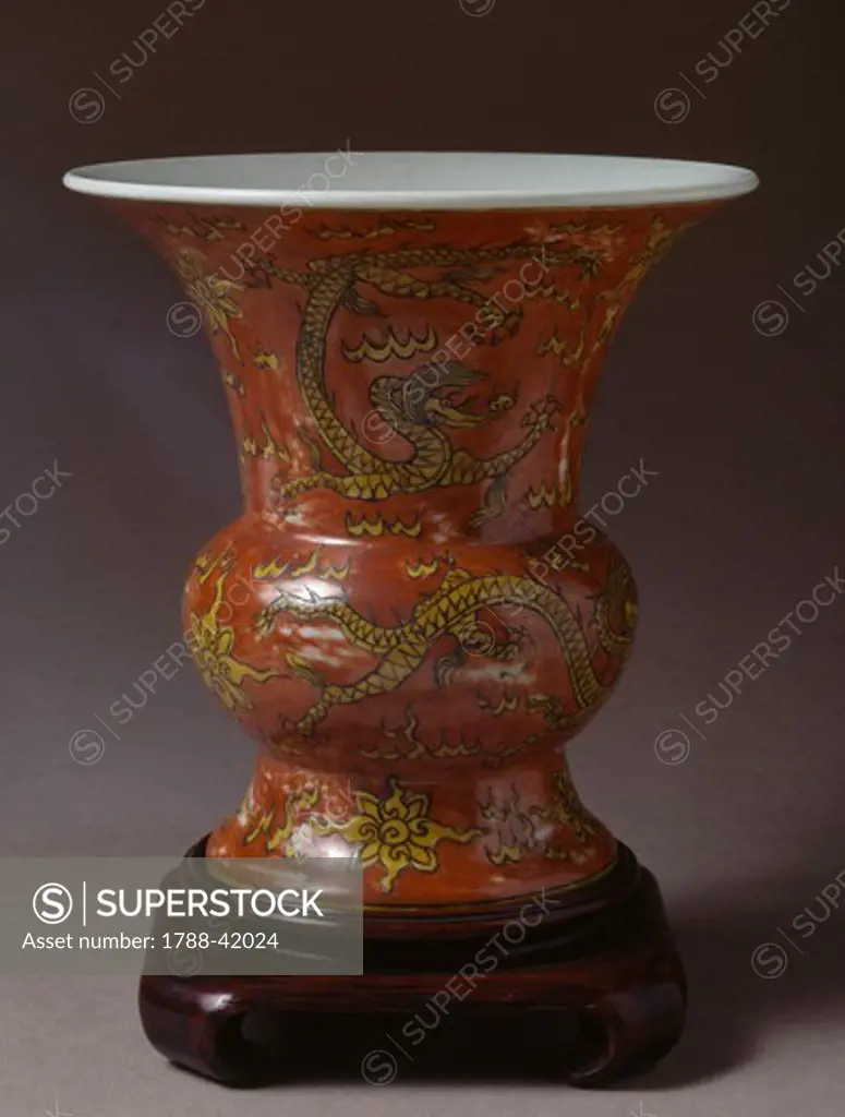 Vase decorated with yellow dragons on a red background, China. Chinese Civilisation, Ming Dynasty, Chia Ching's Reign, 16th century.