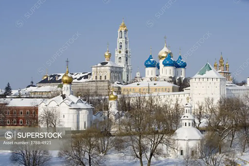 Russia, Sergiyev Posad, Trinity Monastery of St Sergius (Troitse-Sergiyeva Lavra) in winter