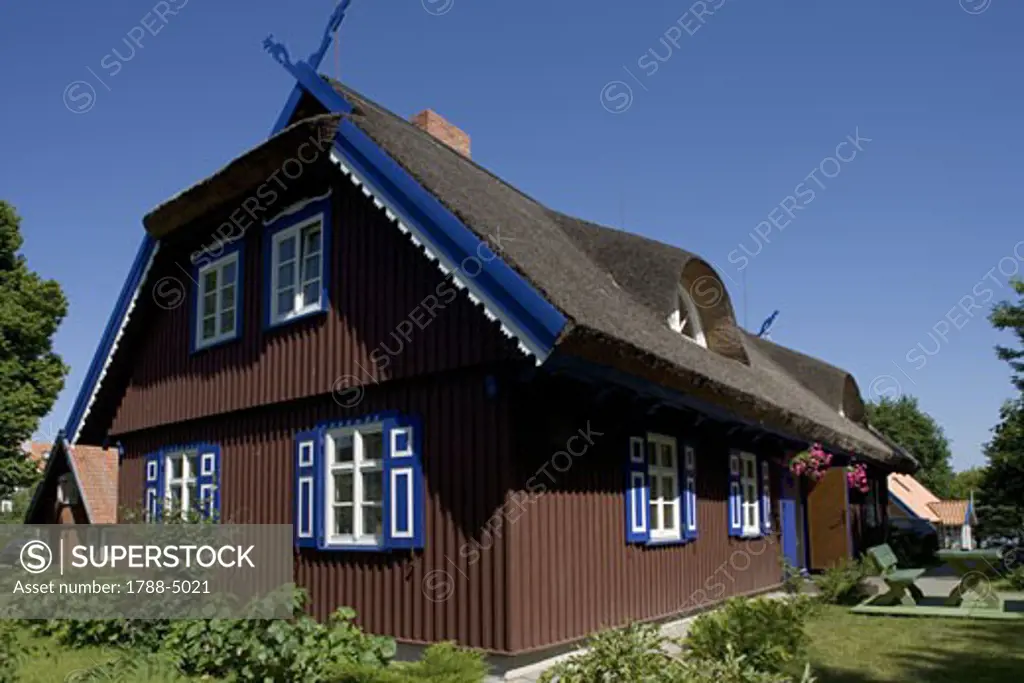 Lithuania, Klaipeda County, Curonian Spit, Nida, typical thatched house