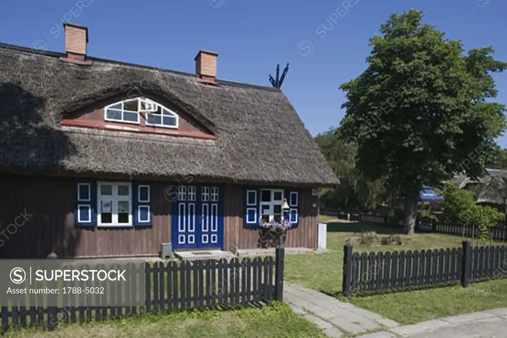 Lithuania, Klaipeda County, Curonian Spit, Pervalka, typical thatched house
