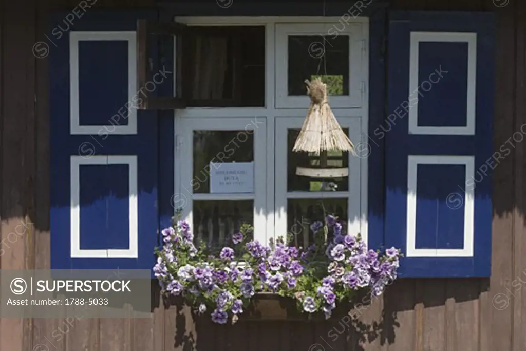 Lithuania, Klaipeda County, Curonian Spit, Pervalka, traditional house with potted flowers