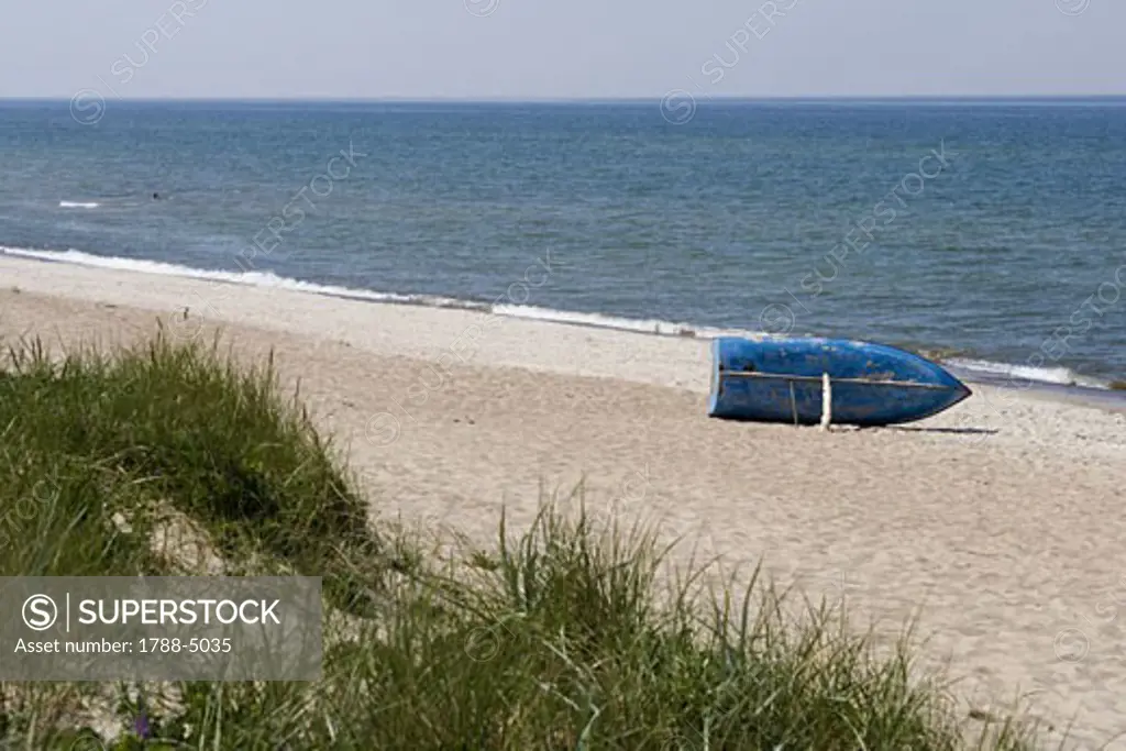 Lithuania, Klaipeda County, Curonian Spit, Juodkrante, boat on beach