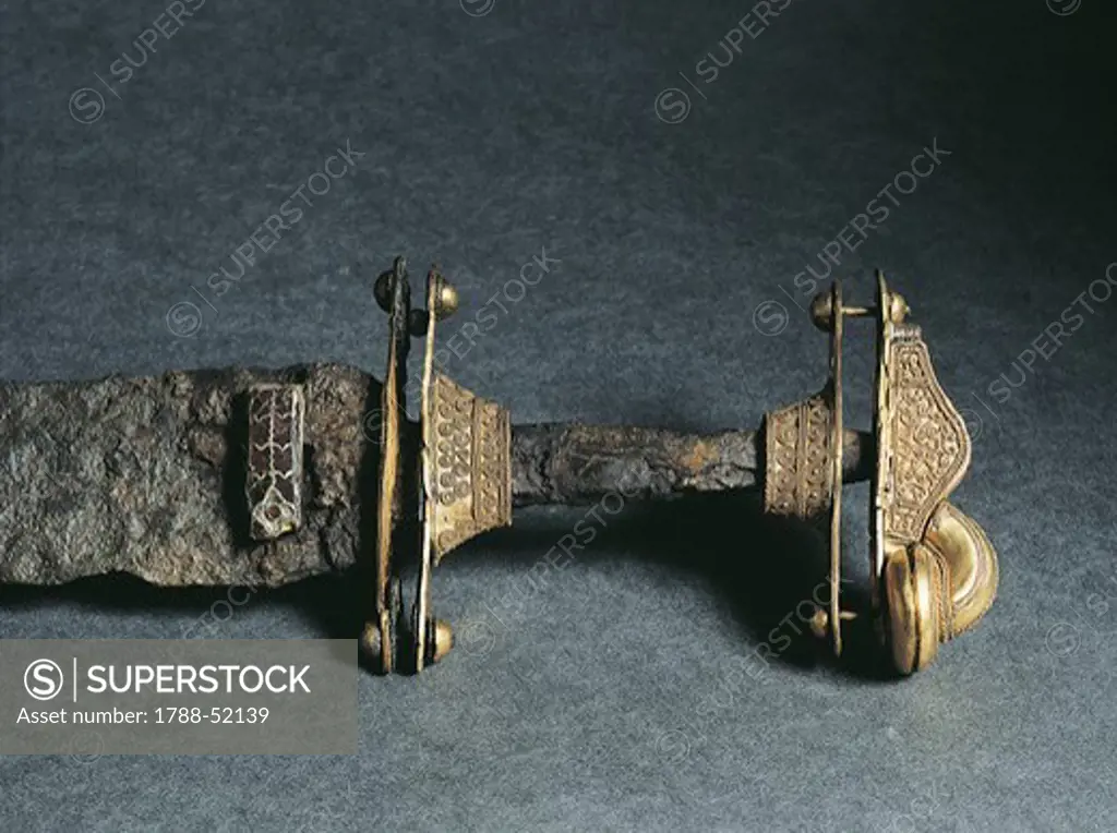 6th century golden sword hilt, from Nocera Umbra, Italy. Goldsmith's art, Longobard civilization.
