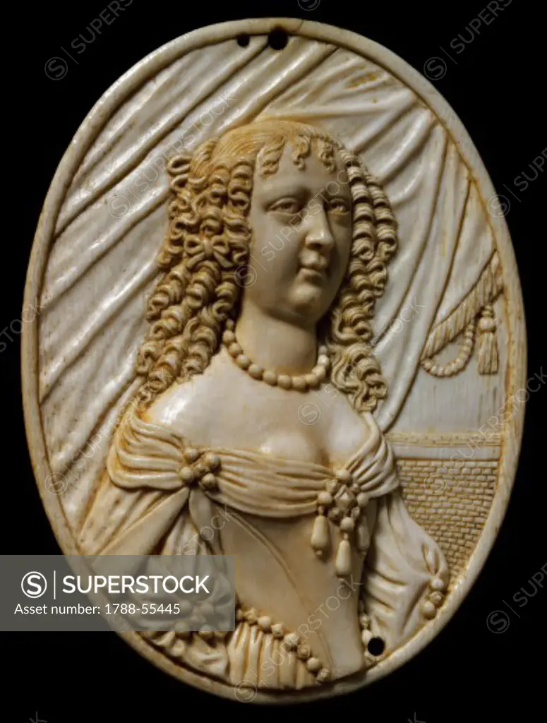 Medallion depicting a princess, ivory. 17th century.