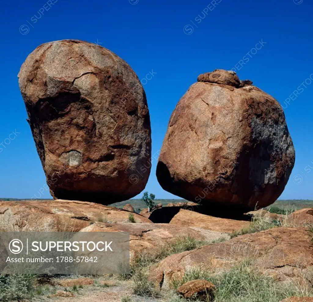 The Devils Marbles, granite boulders resulting from erosion and weathering, Tennant Creek, Northern Australia, Australia.