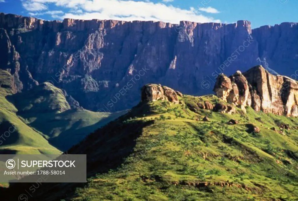 Pinnacles and sheer walls of basalt, Drakensberg mountain range (Dragon Mountains, UNESCO World Heritage List, 2000), South Africa.
