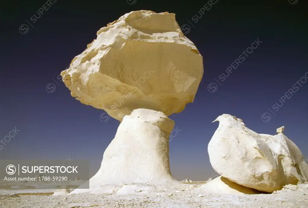 Geological formations, White Desert near the Farafra Oasis, Libyan Desert, Egypt.