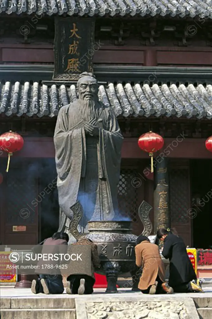 China - Jiangsu - Nanjing. The Confucius Temple (Fuzimiao). Believers praying in front of Confucius statue