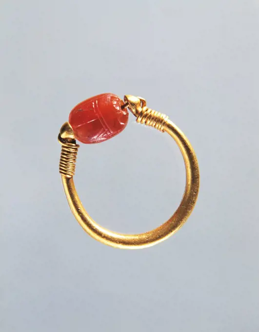 Gold ring depicting a scarab, Italy. Goldsmith art. Greek civilization, Magna Graecia.