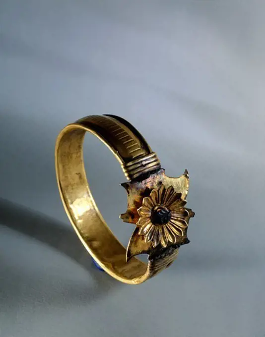 Bracelet with a flower, from Tomb IV of the Circle of Mycenae (Greece). Goldsmith art, Mycenaean Civilization, 16th Century BC.