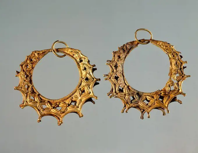 Gold earrings from Tomb III of the Circle A of Mycenae (Greece). Goldsmith art, Mycenaean Civilization, 16th Century BC.