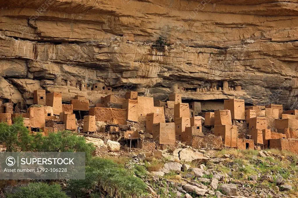 Mali, Dogon Country, Bandiagara Cliffs listed as World Heritage by UNESCO, Teli village with Tellem houses built in the cliff slope