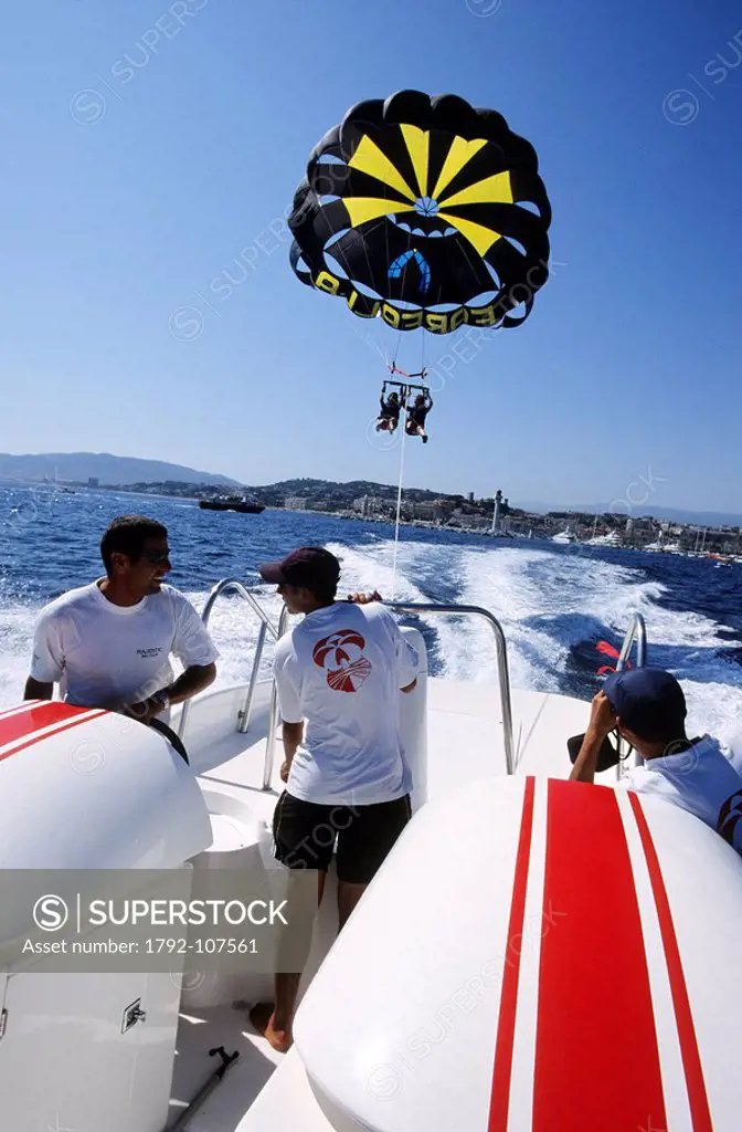 France, Alpes Maritimes, Cannes, parasailing in the bay of Cannes
