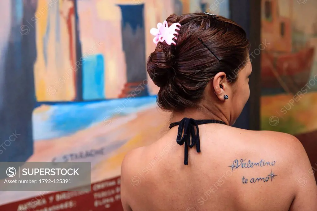 Argentina, Buenos Aires, La Boca district, women with a tatoo on her shoulder on Caminito street