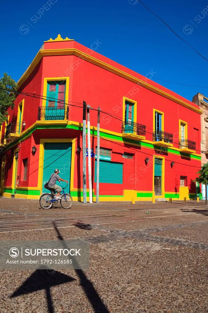 Argentina, Buenos Aires, La Boca district, colourful buiding on Garibaldi street near Caminito street