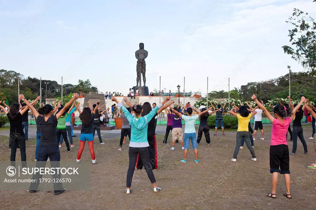 Philippines, Luzon island, Manila, Ermita district, Rizal park, gym session