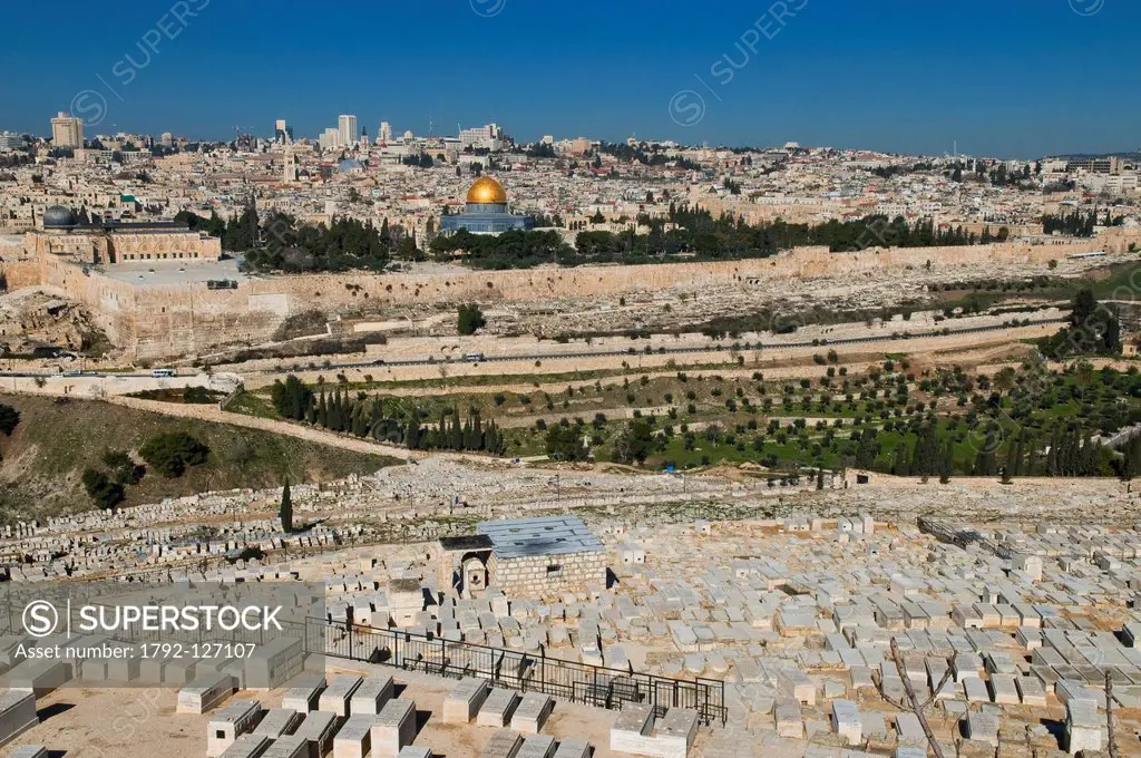 Israel, Jerusalem, holy city, old town, Dome of the Rock and Yeusefiya cemetery seen from the Mount of Olives