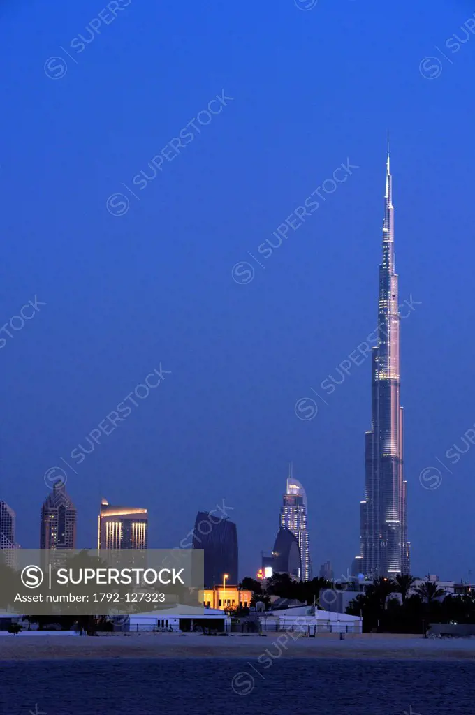 United Arab Emirates, Dubai, Jumeirah beach with the towers from the financial center at Sheikh Zayed Road and Burj Khalifa
