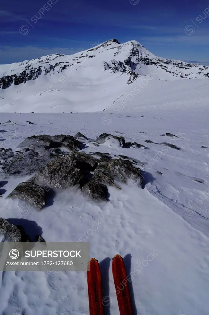Spain, Andalucia, Sierra Nevada, cross_country skiing above Refugio Poqueira