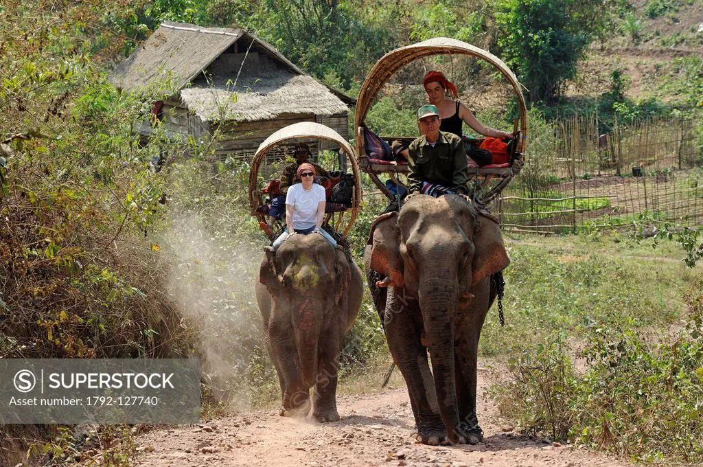 Laos, Sainyabuli Province, Thanoon, trek on elephant´s back, settled on a palanquin, the traveler is seated behind the mahout