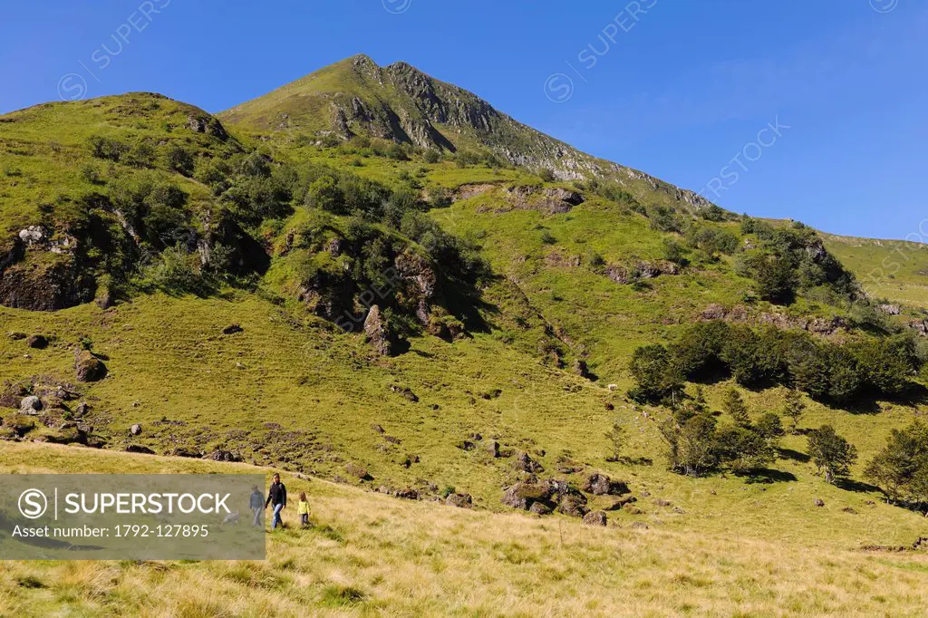 France, Cantal, Parc Naturel Regional des Volcans d´Auvergne Regional Nature Park of the Volcanoes of Auvergne, Monts du Cantal, hiking at the bottom ...
