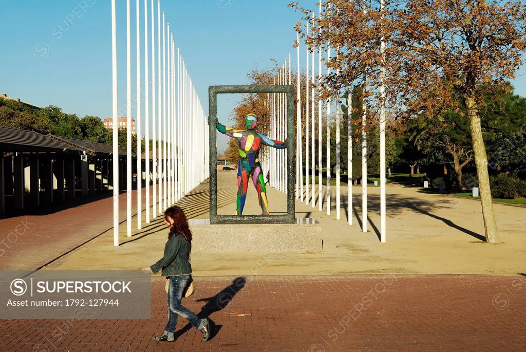 Spain, Catalonia, Barcelona, a walker in front of Robert Llimos´s sculpture, Placa dels Voluntaris