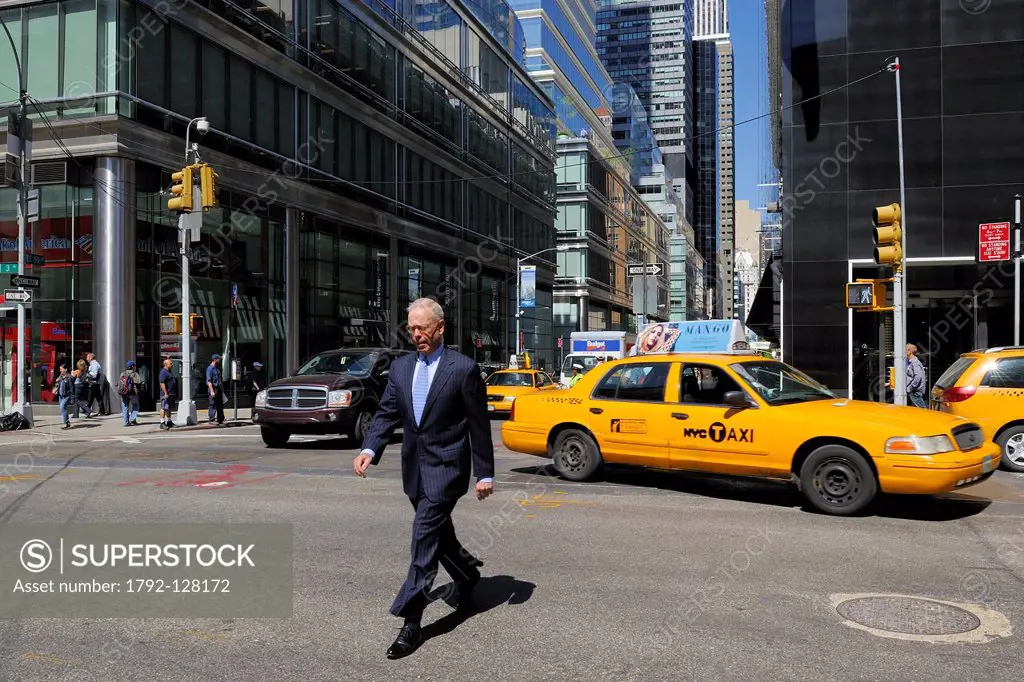 United States, New York City, Manhattan, Midtown, businessman at the intersection of 3rd Avenue at 59th Street