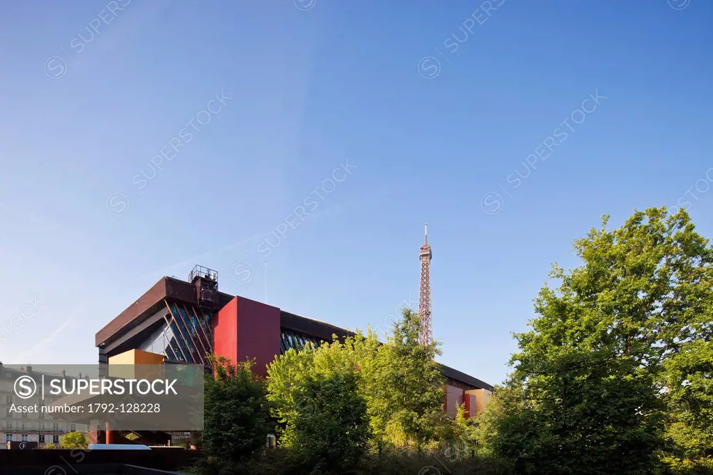 France, Paris, Musee des Arts Premiers museum of primitive arts quai Branly by architect Jean Nouvel and the Eiffel Tower