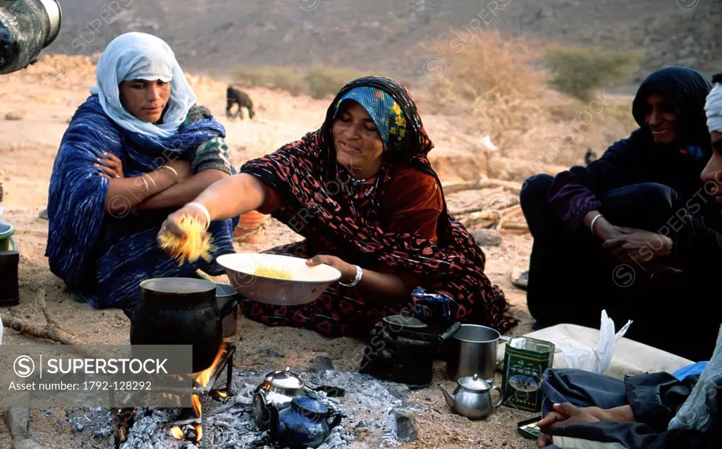 Algeria, Sahara, Hoggar Ahaggar Mountains, Tamanrasset, Oued Terhenanet area, preparation of the meal of spaghetti