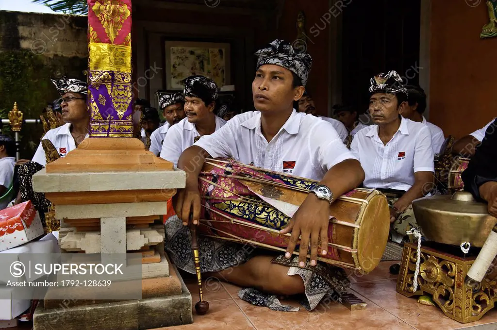 Indonesia, Bali Island, Ubud village, Dalam Ubud temple, royal cremation of prince Cokorda Bagus Raka, musicians
