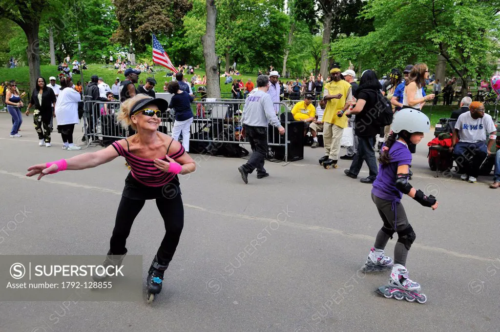 United States, New York City, Manhattan, Central Park, dance skaters