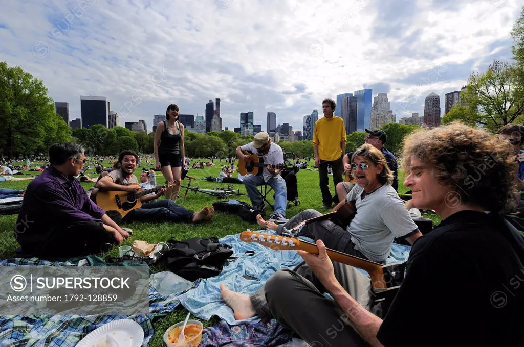 United States, New York City, Manhattan, Central Park, Sundays on the Sheep Meadow, meeting of a group of musicians friends