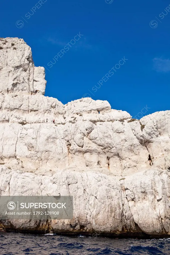 France, Bouches du Rhone, Marseille, Sormiou Calanque creek, climbers on the cliff