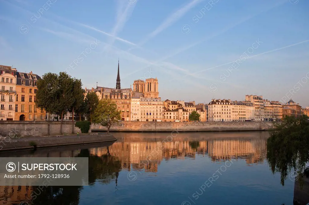 France, Paris, Seine river banks listed as World Heritage by UNESCO, the Ile de la Cite and Notre Dame cathedral
