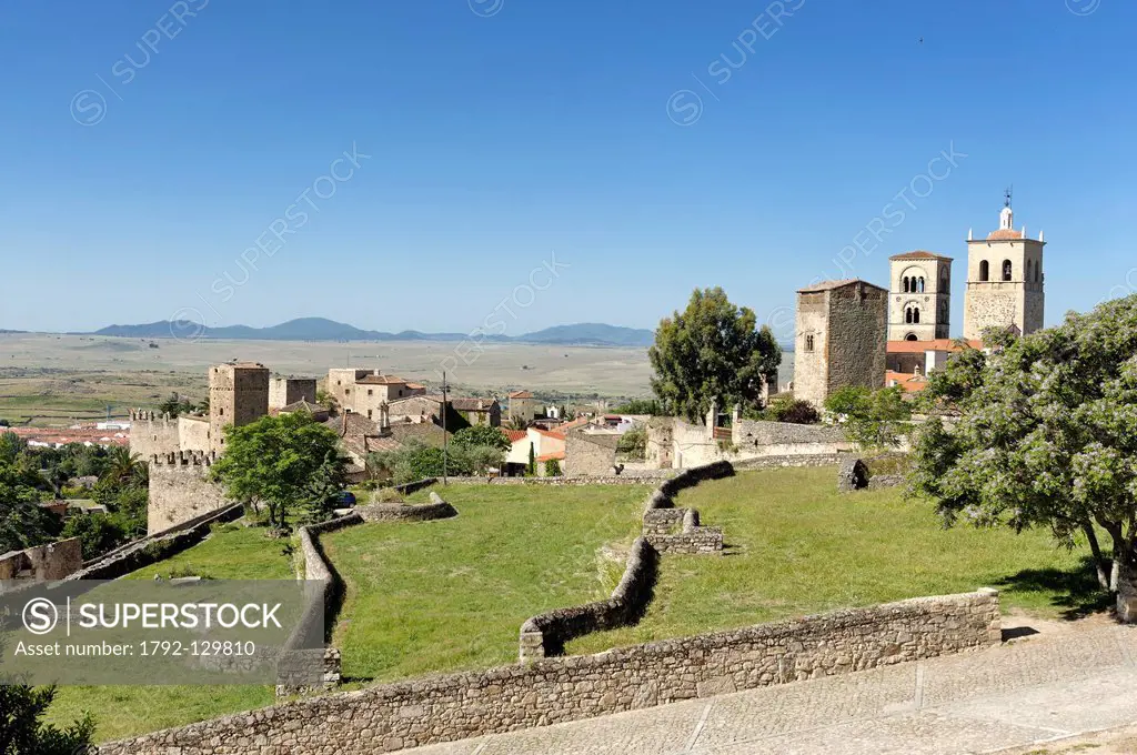 Spain, Extremadura, Trujillo, walls of the castle overlooking the plain face of the Sierra de Montanchez above the city