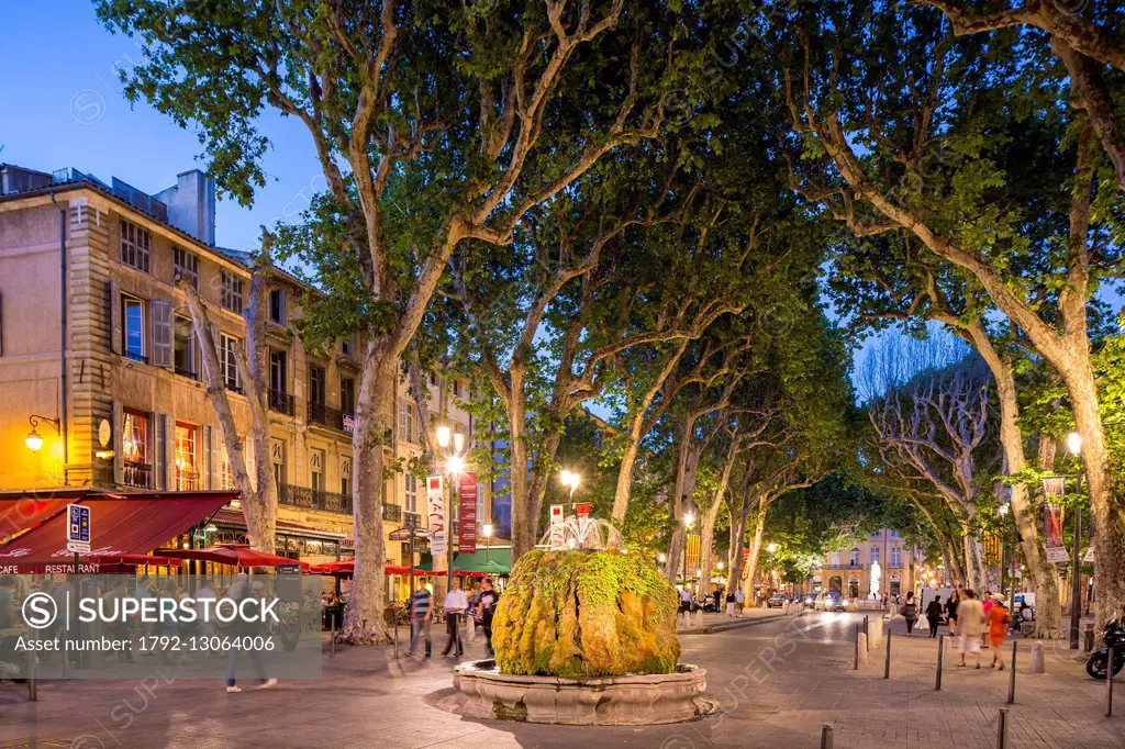 France, Bouches du Rhone, Aix en Provence, Cours Mirabeau, mossy fountain and King Rene statue