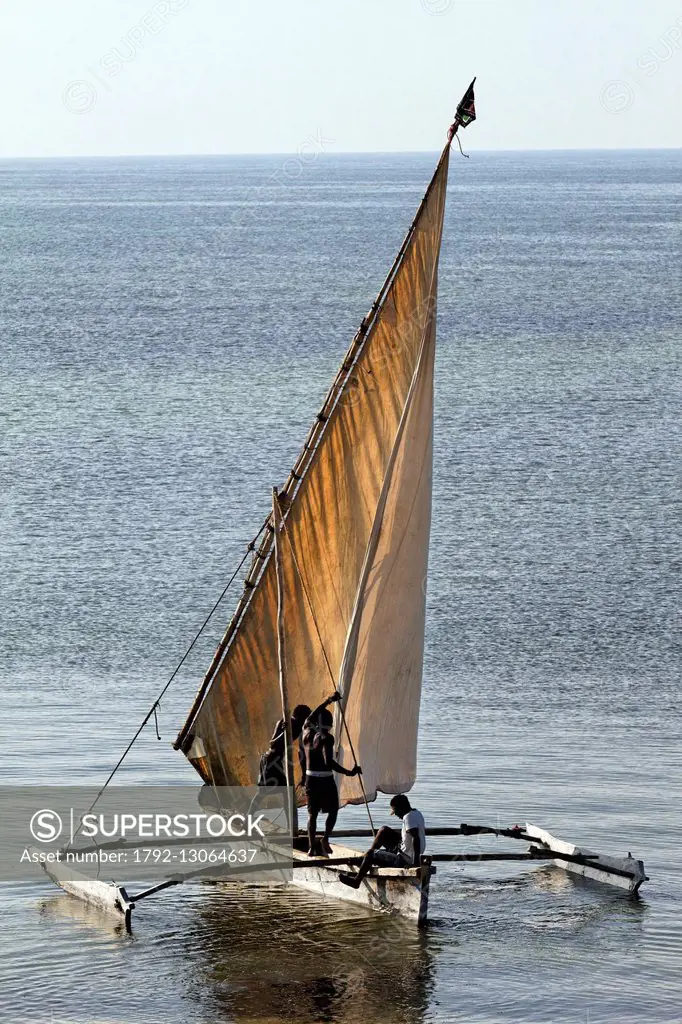 Kenya, Malindi district, fisherman sailing dugout