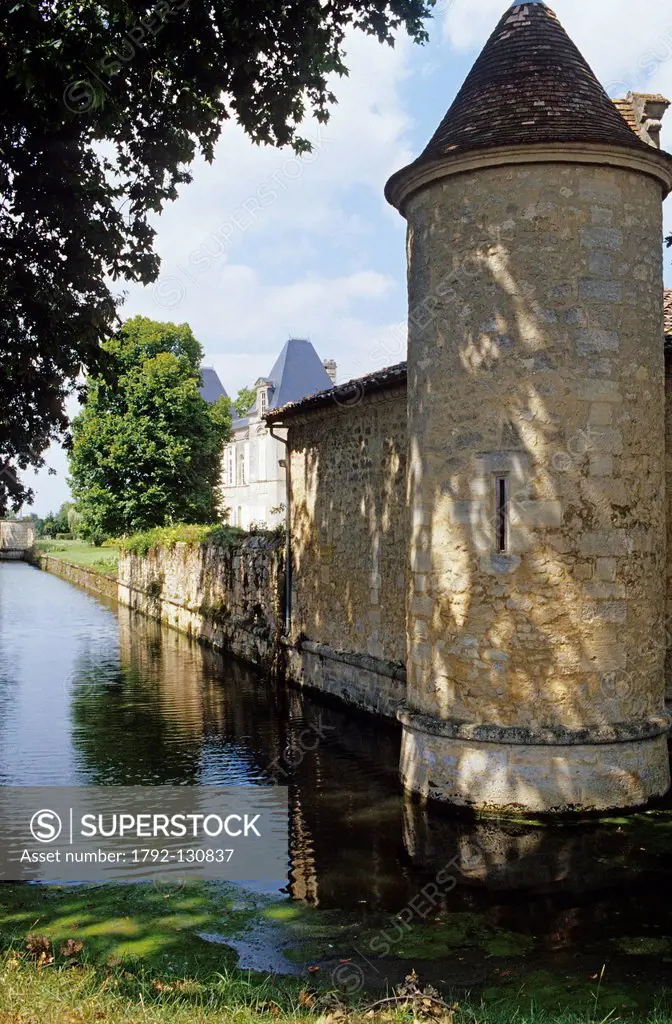 France, Gironde, Bordeaux Wine Region, Margaux, Chateau d´Issan, medieval walls and moats