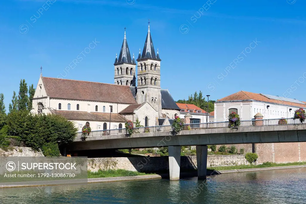 France, Seine et Marne, Melun, Notre Dame church located on St Etienne island, Notre Dame bridge and jail