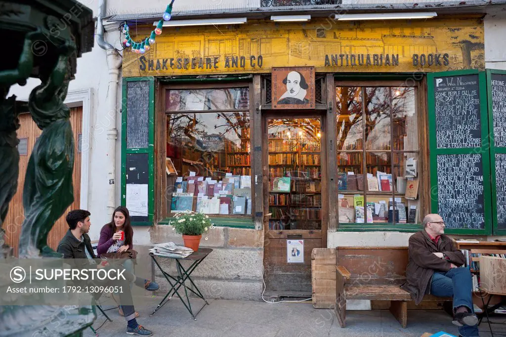 France, Paris, the Latin Quarter, 37 rue de la Bucherie bookstore Shakespeare and Company