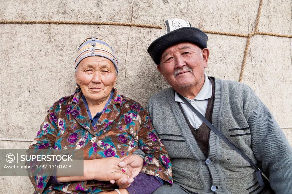Kyrgyzstan, Naryn Province, Arpa valley, portrait of a couple