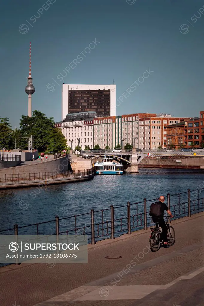 Germany, Berlin, Mitte, Alexanderplatz television tower and the Spree river