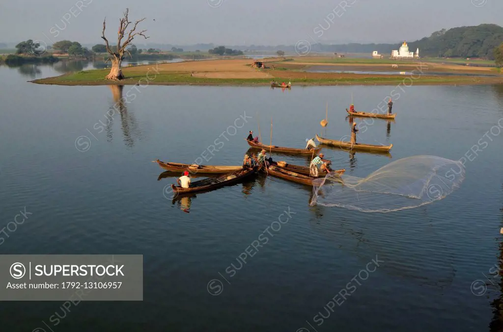 Myanmar (Burma), Mandalay Division, Amarapura, Taungthaman Lake, U Bein, fishing with a casting net