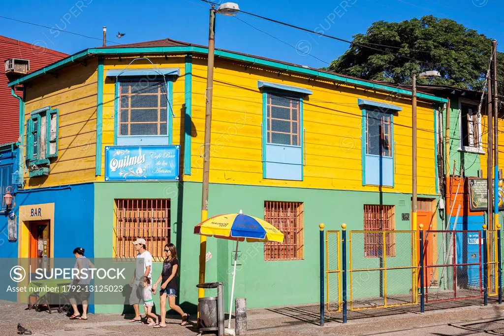 Argentina, Buenos Aires, La Boca district, popular and famous district for its colorful facades since the 1920s, Cafe de los artistas Bar