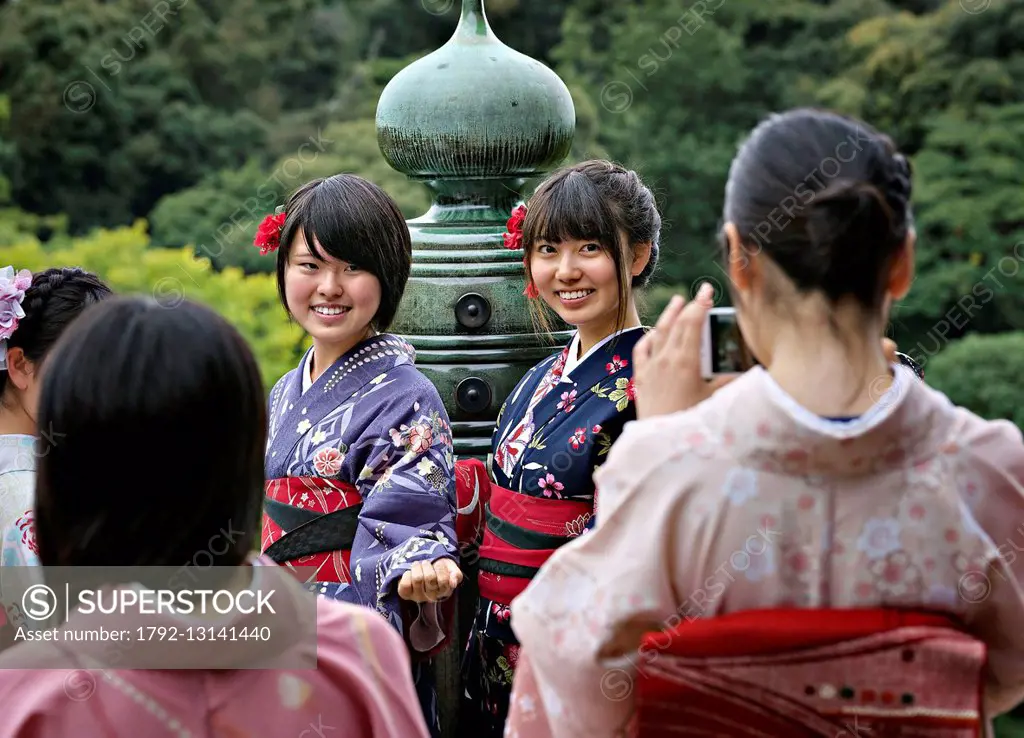 Japan, Honshu island, Kansai, Kyoto, young women wearing kimonos