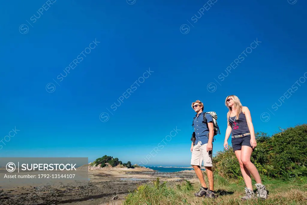 France, Finistere, Plouezoc'h, walk on the Kernelehen peninsula along the bay of Morlaix