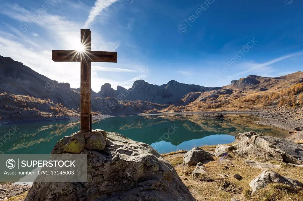 France, Alpes de Haute Provence, Parc National du Mercantour (National park of Mercantour), Haut Verdon, wooden cross by the lake of Allos (2 228m) in...