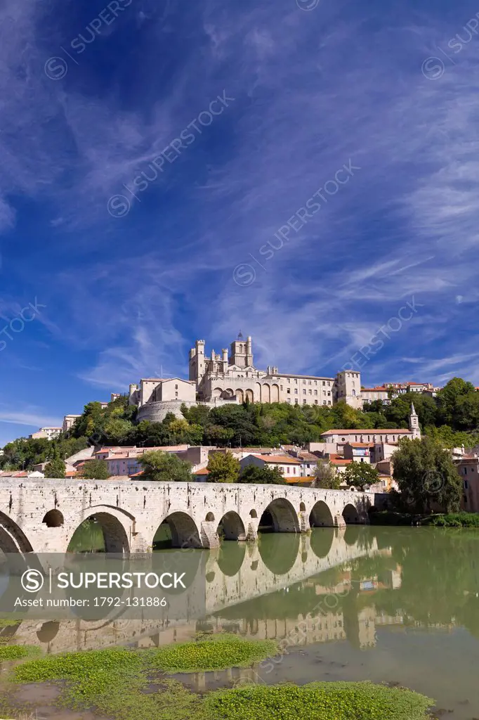 France, Herault, Beziers, St Nazaire Cathedral and the Pont Vieux on the Orb River